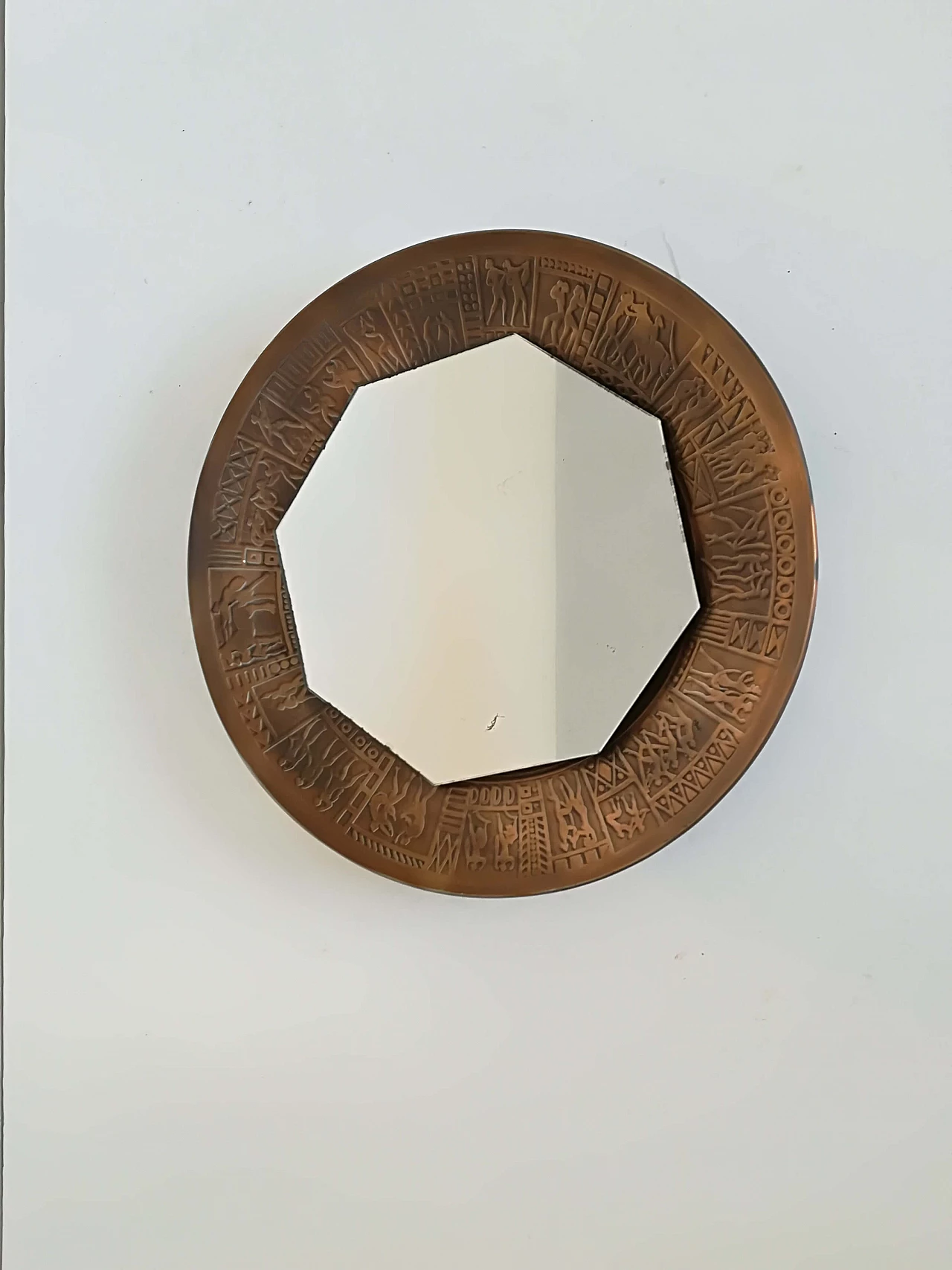 Specchio in bronzo con decori a sbalzo di Furgeri, anni '70 1102750