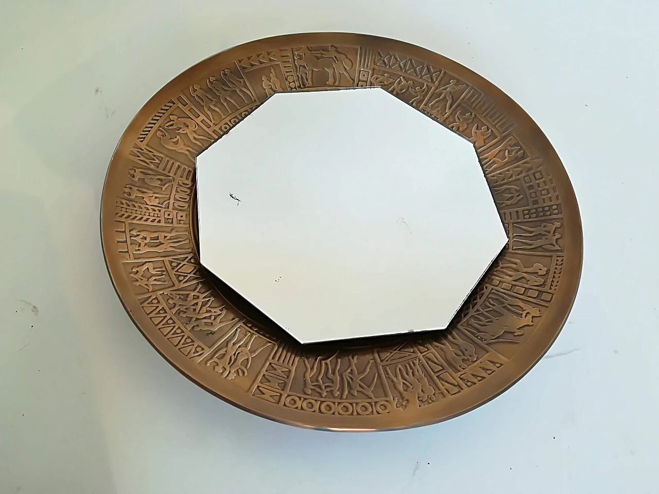 Specchio in bronzo con decori a sbalzo di Furgeri, anni '70 1102753