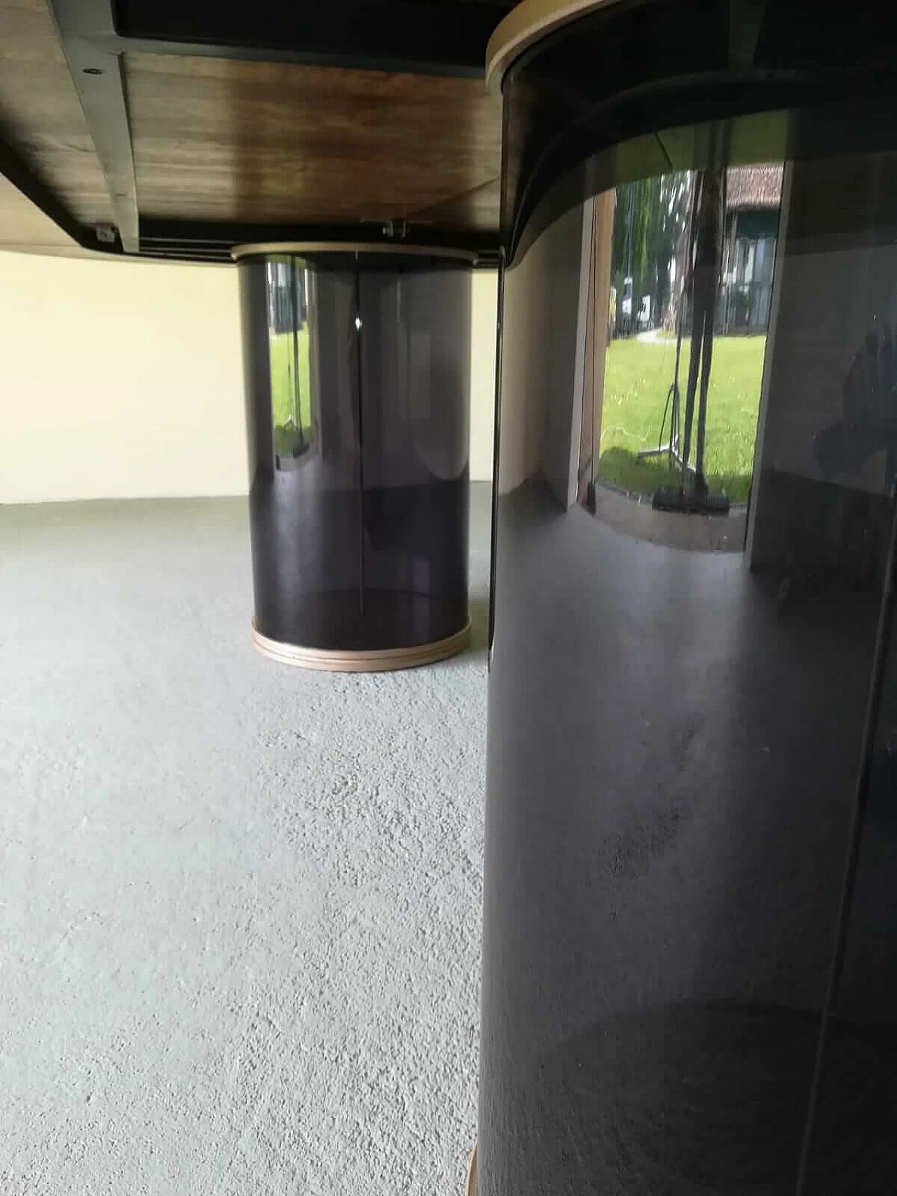 Grande tavolo dirigenziale in noce e plexiglass nero 1102760