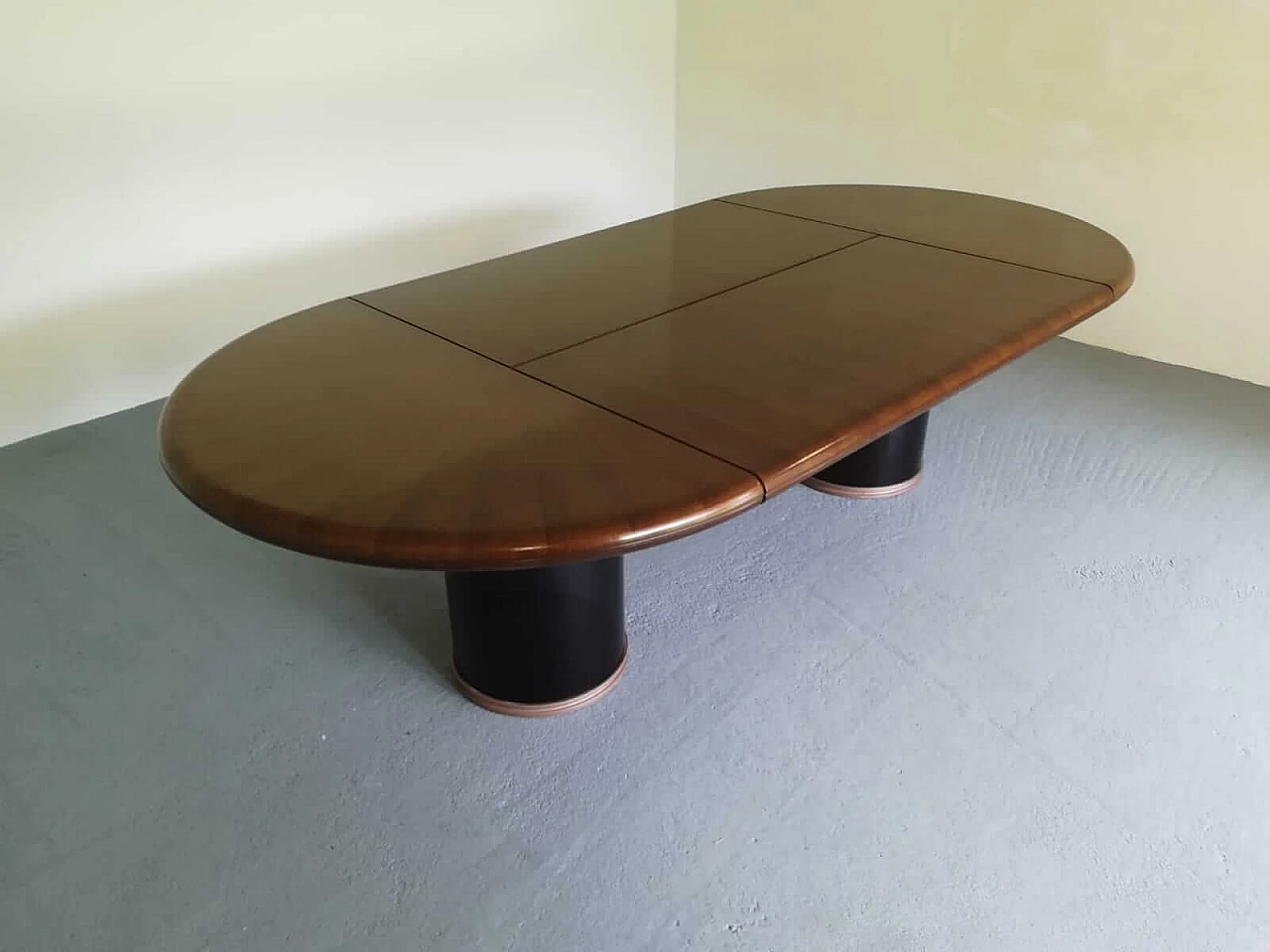 Grande tavolo dirigenziale in noce e plexiglass nero 1102761