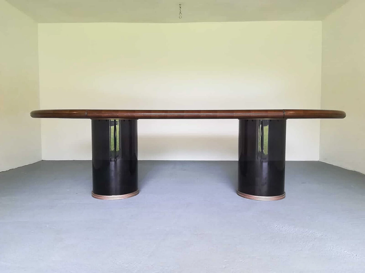 Grande tavolo dirigenziale in noce e plexiglass nero 1102766