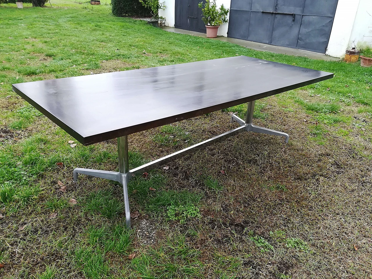 Scrivania con piano in legno e struttura in acciaio, anni '60 1102825