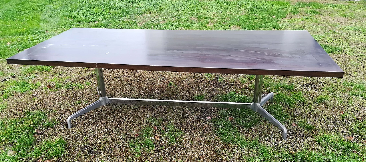 Scrivania con piano in legno e struttura in acciaio, anni '60 1102826