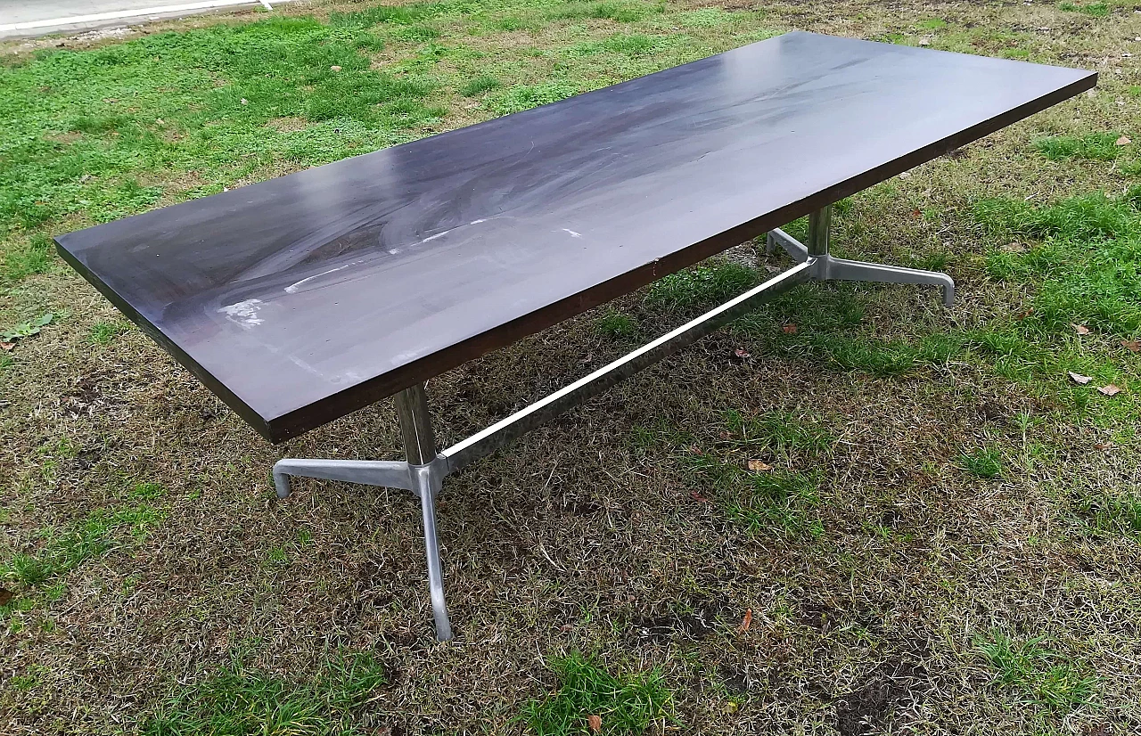 Scrivania con piano in legno e struttura in acciaio, anni '60 1102827