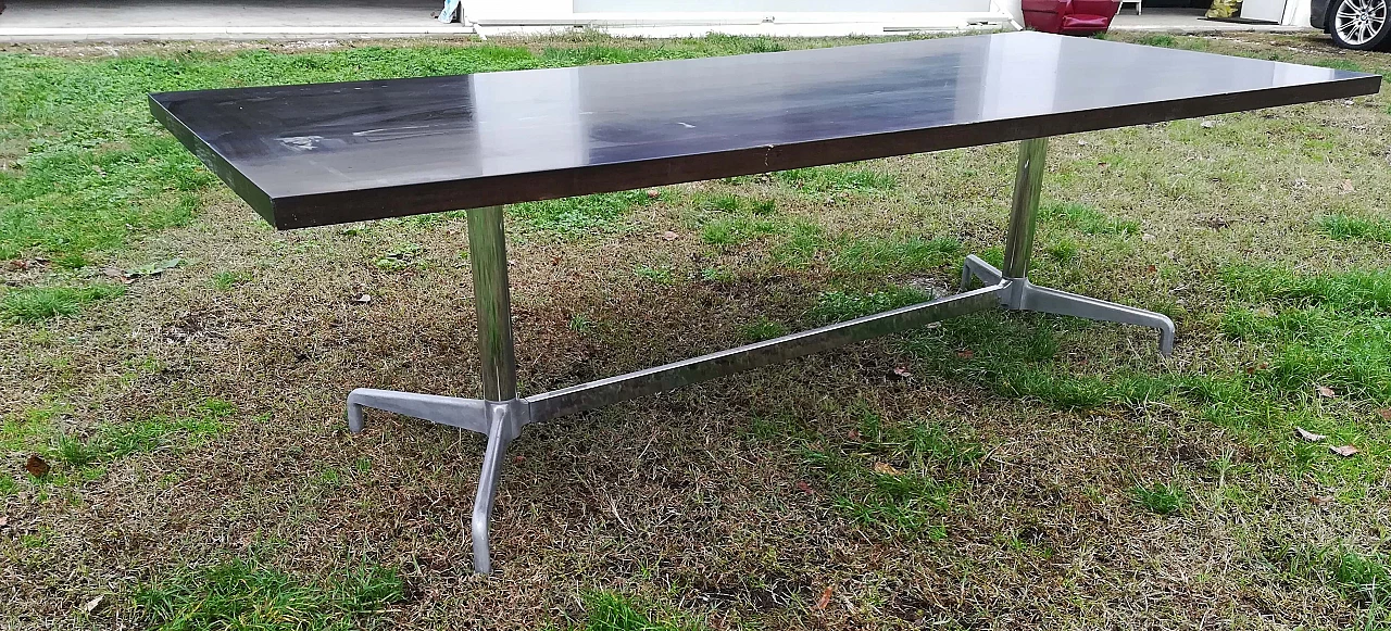 Scrivania con piano in legno e struttura in acciaio, anni '60 1102828