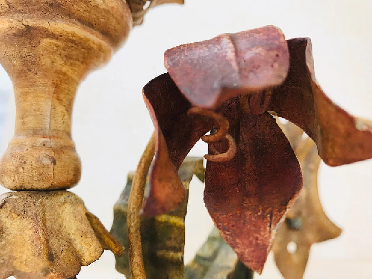 Metal wall sconce with 2 point light buds 1103063