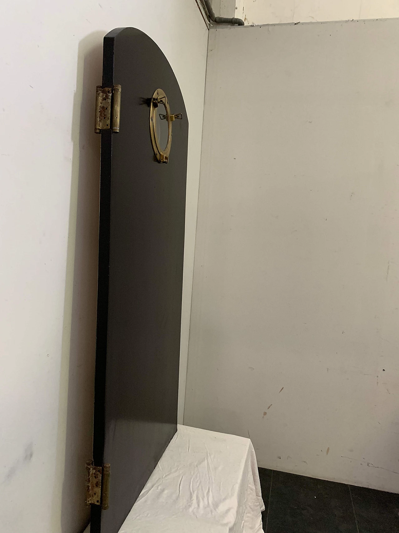 Porta in rovere con oblò, anni '70 1103697