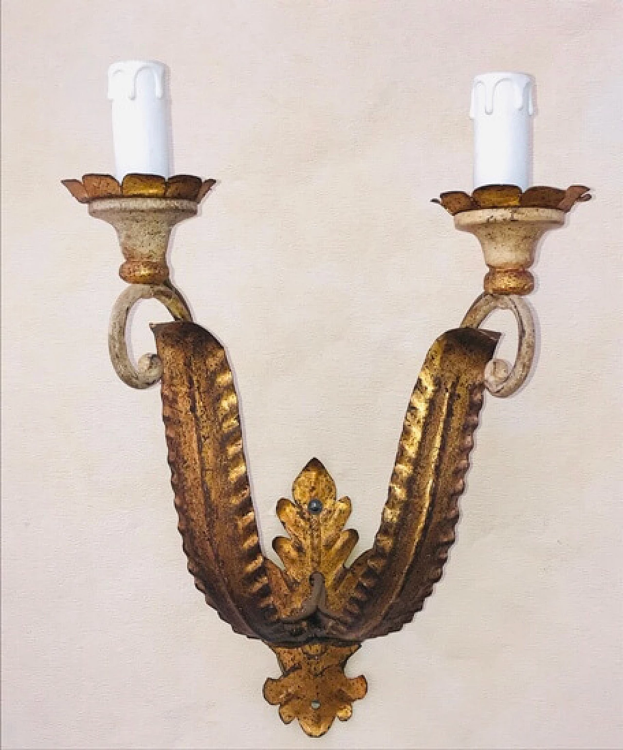 Pair of metal wall sconces with golden imperial style leaves, 20th century 1104072