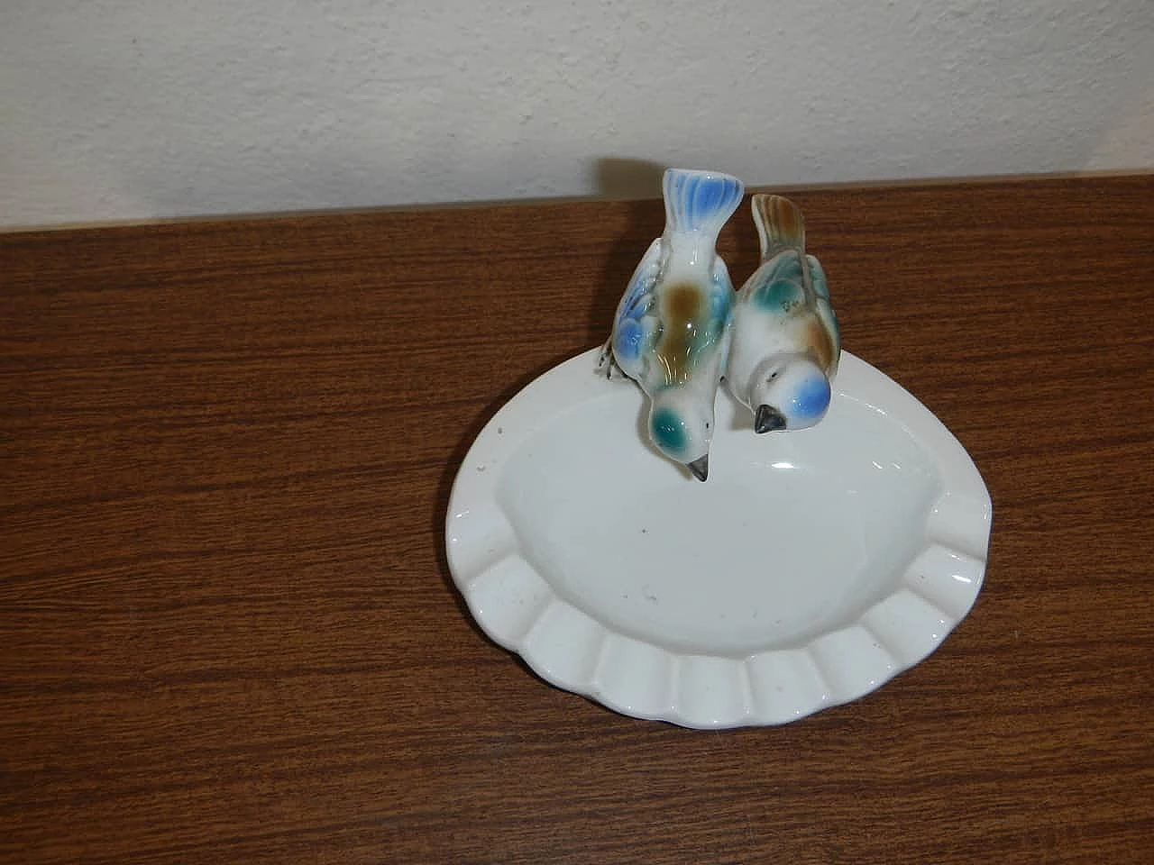 Ceramic ashtray in white ceramic with two painted birds, Germany, 50s 1104137
