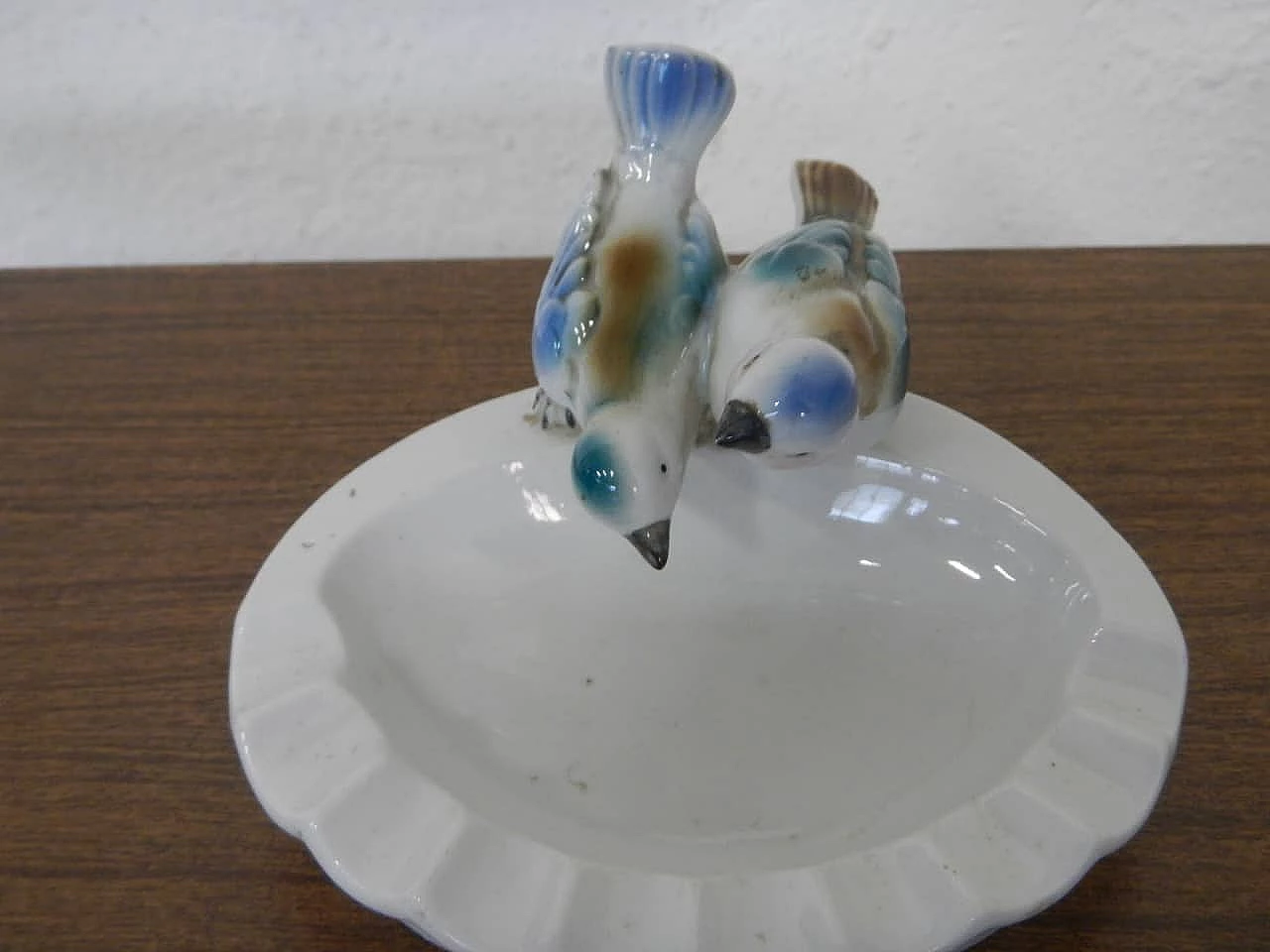 Ceramic ashtray in white ceramic with two painted birds, Germany, 50s 1104139