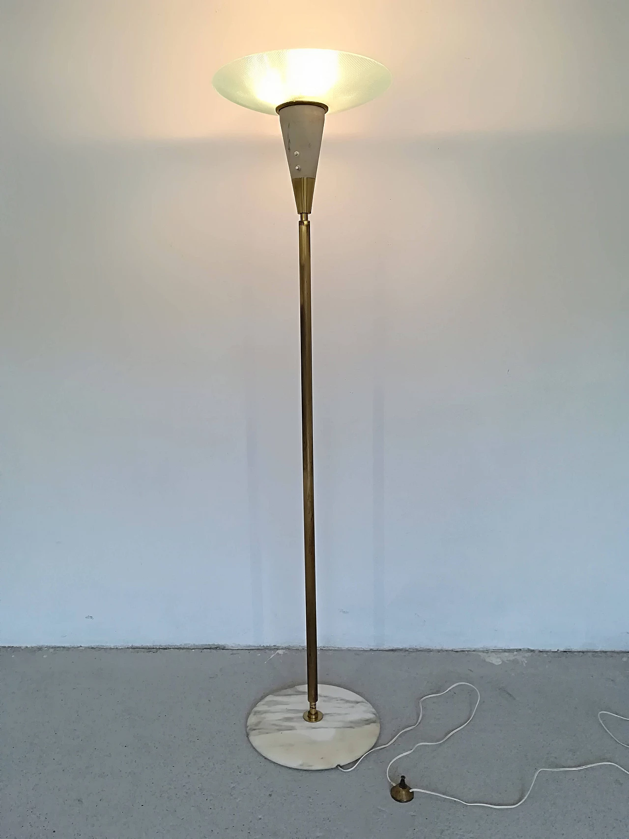 Glass and brass floor lamp, 1950s 1104573