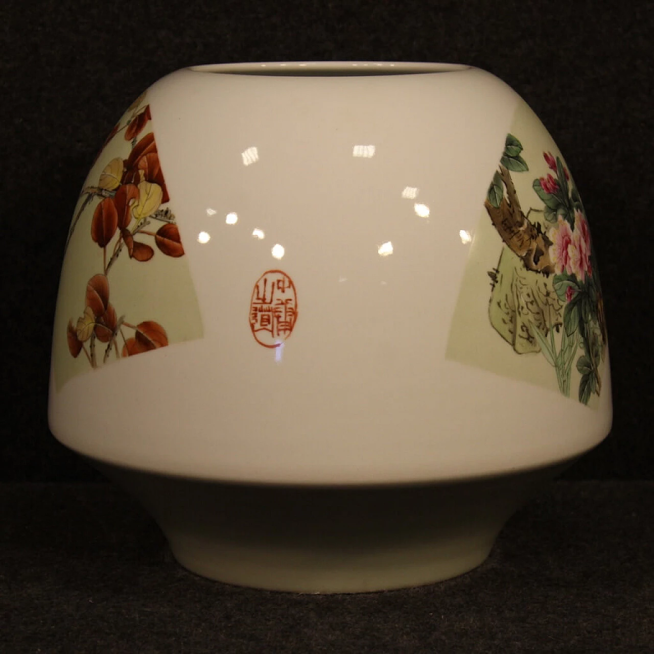 Vaso cinese in ceramica dipinta con decori floreali 1105353