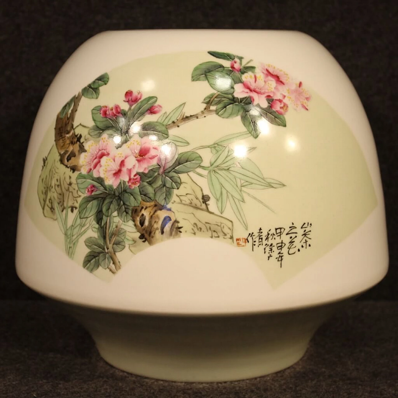 Vaso cinese in ceramica dipinta con decori floreali 1105354