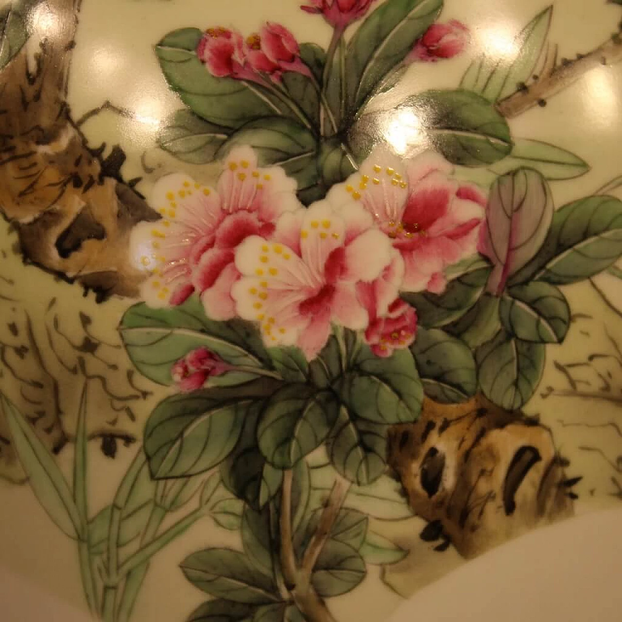 Vaso cinese in ceramica dipinta con decori floreali 1105356