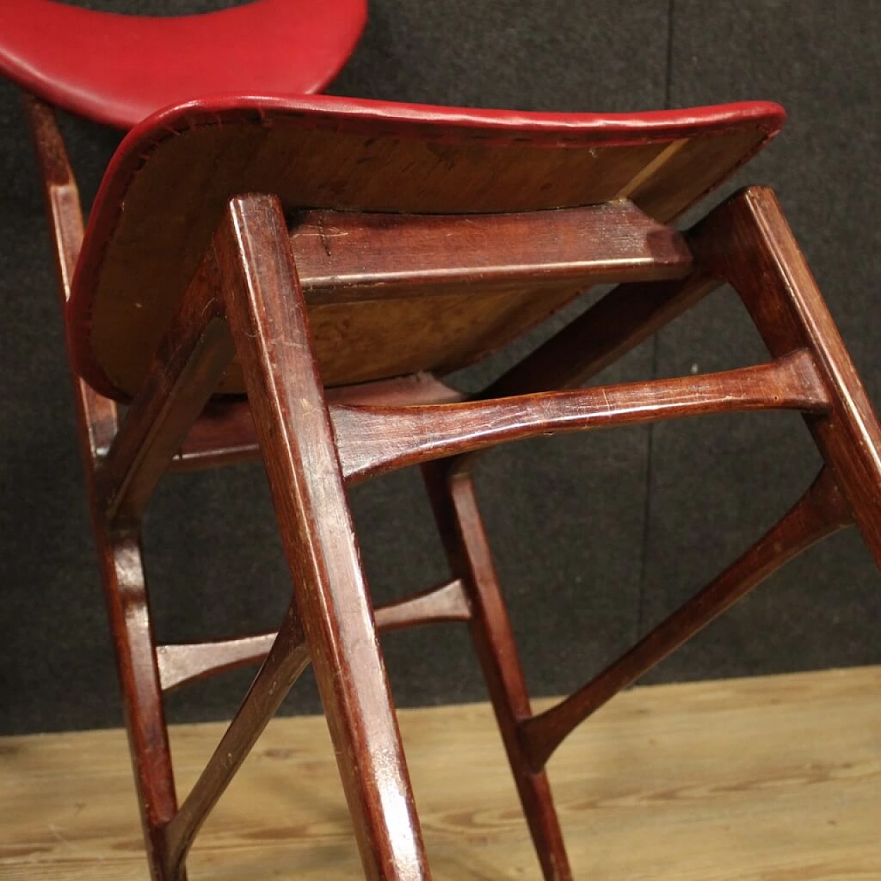 4 sedie in legno e skai rosso, anni '70 1106927