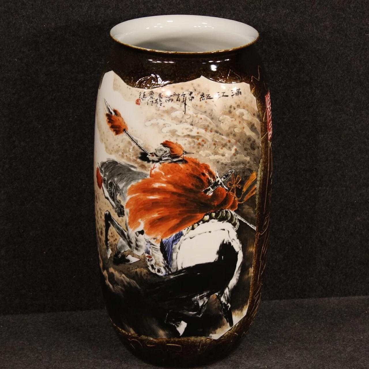 Vaso cinese in ceramica dipinta con guerriero a cavallo 1107383