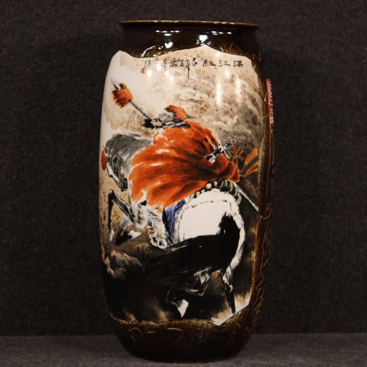 Vaso cinese in ceramica dipinta con guerriero a cavallo 1107384