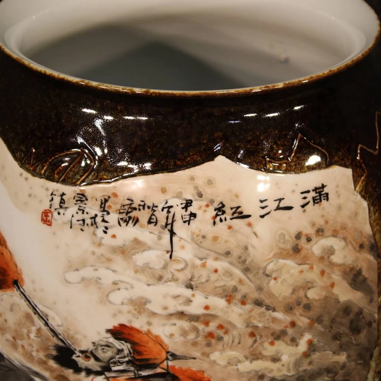 Vaso cinese in ceramica dipinta con guerriero a cavallo 1107385