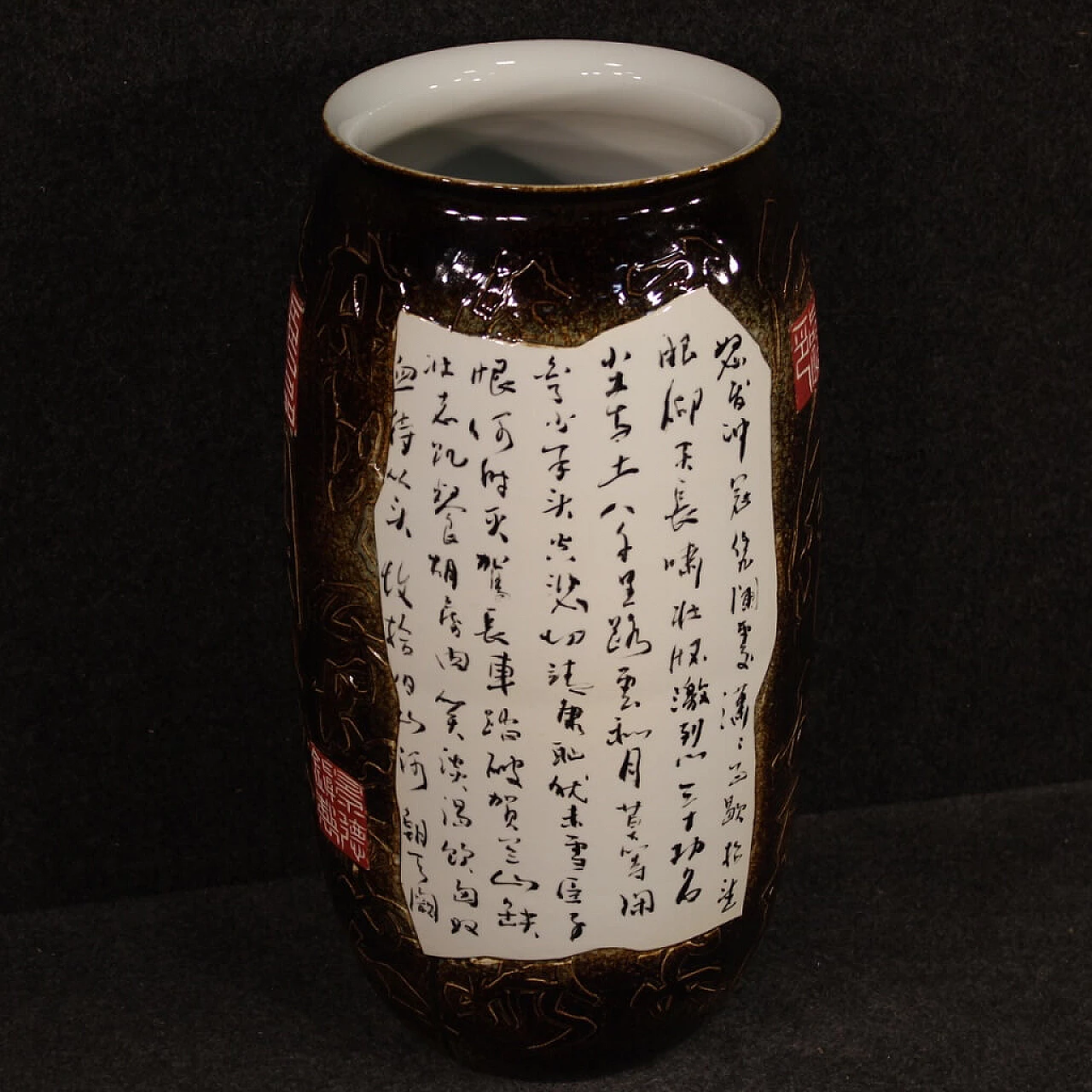 Vaso cinese in ceramica dipinta con guerriero a cavallo 1107387