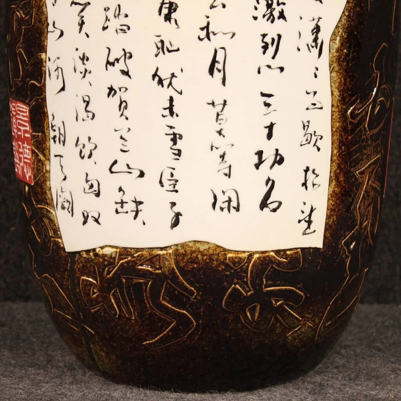 Vaso cinese in ceramica dipinta con guerriero a cavallo 1107389