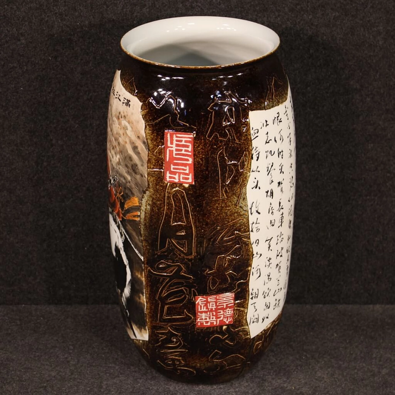 Vaso cinese in ceramica dipinta con guerriero a cavallo 1107390