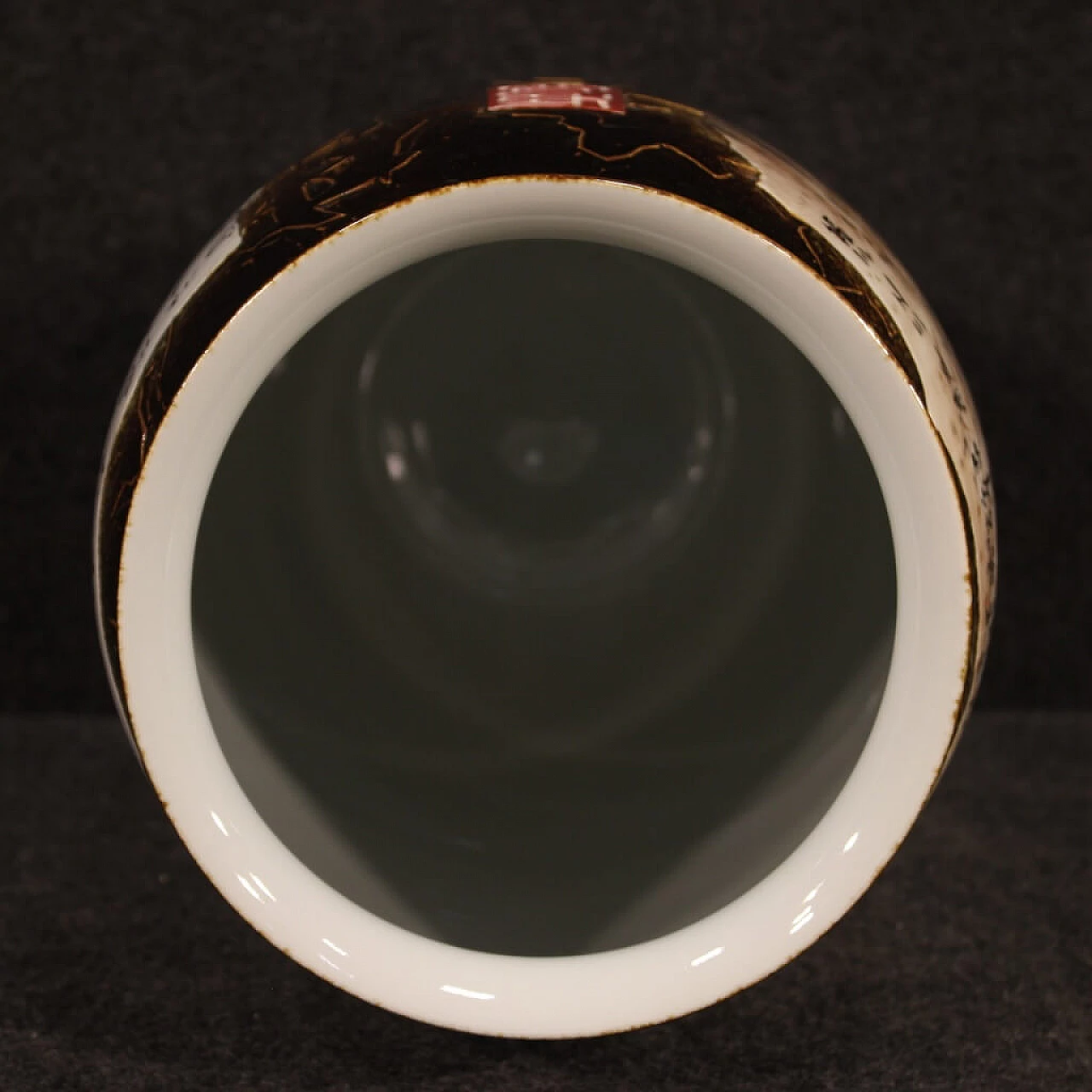 Vaso cinese in ceramica dipinta con guerriero a cavallo 1107392