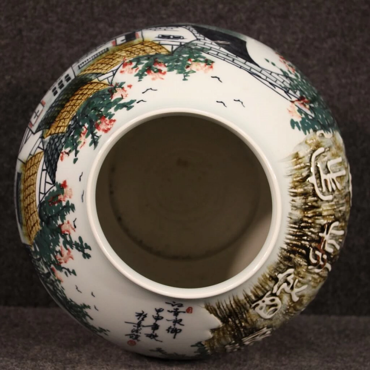 Vaso cinese in ceramica dipinta e smaltata 1107670