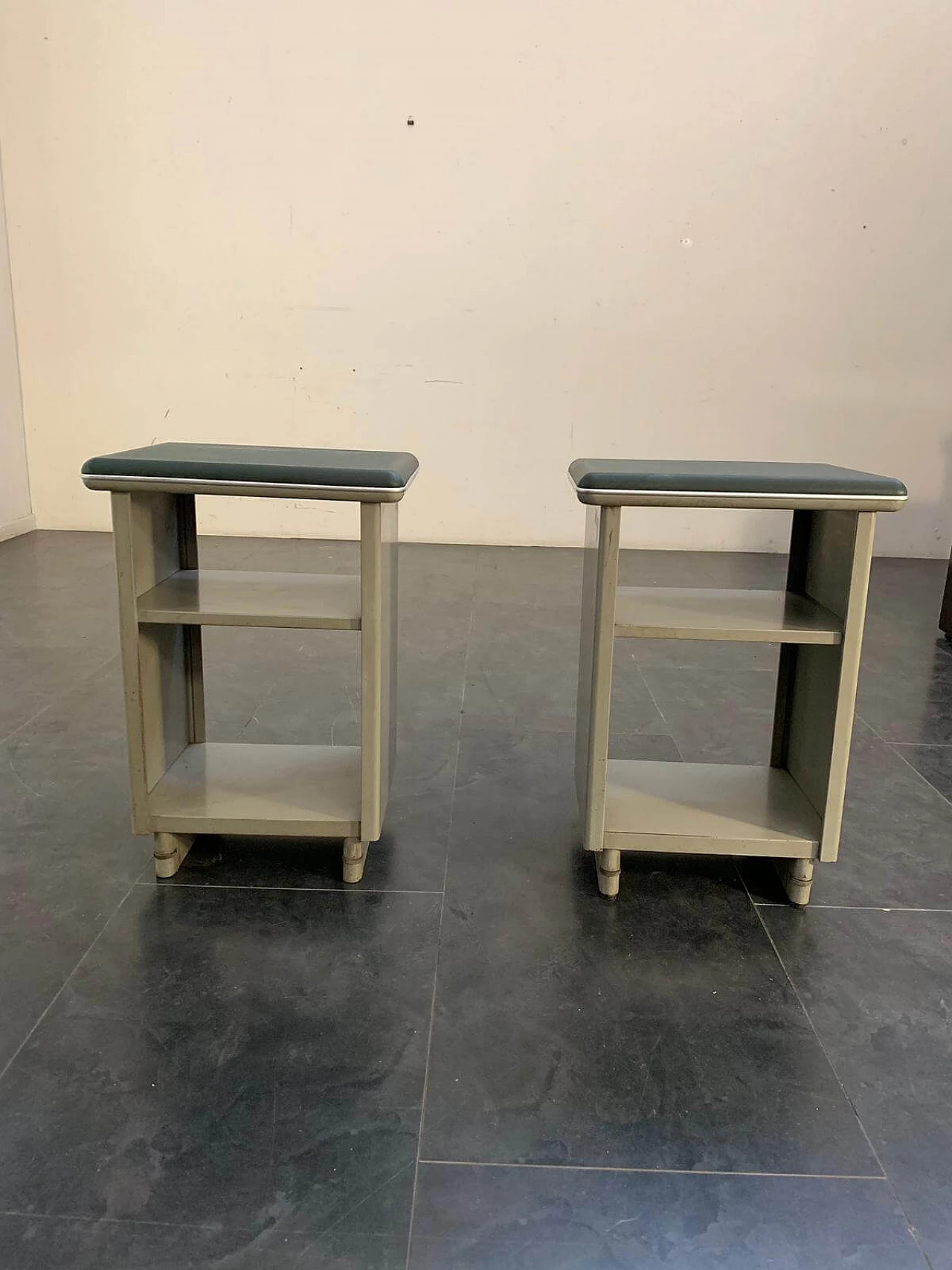 Coppia di mobiletti in finta pelle verde, vetro e metallo, Gabicce Mare, anni 60 1108344