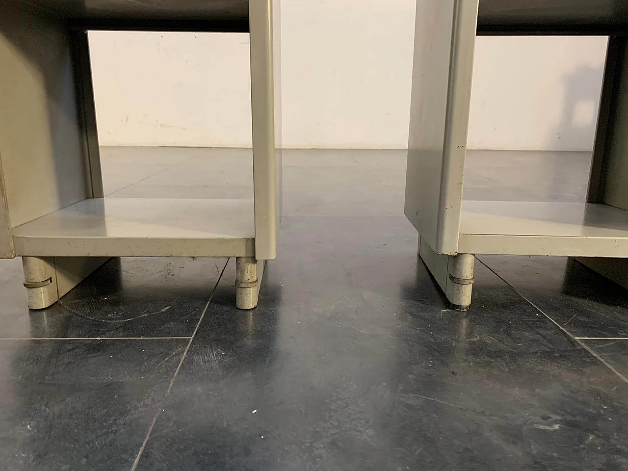 Coppia di mobiletti in finta pelle verde, vetro e metallo, Gabicce Mare, anni 60 1108346