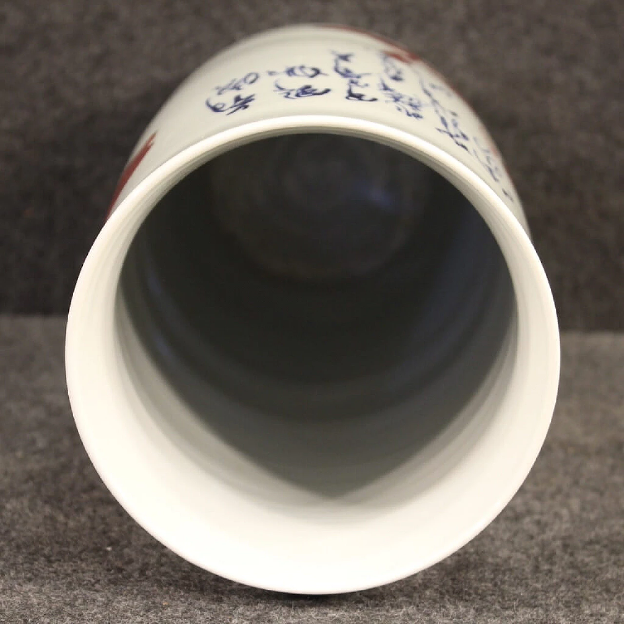 Vaso cinese in ceramica con paesaggio 1108808