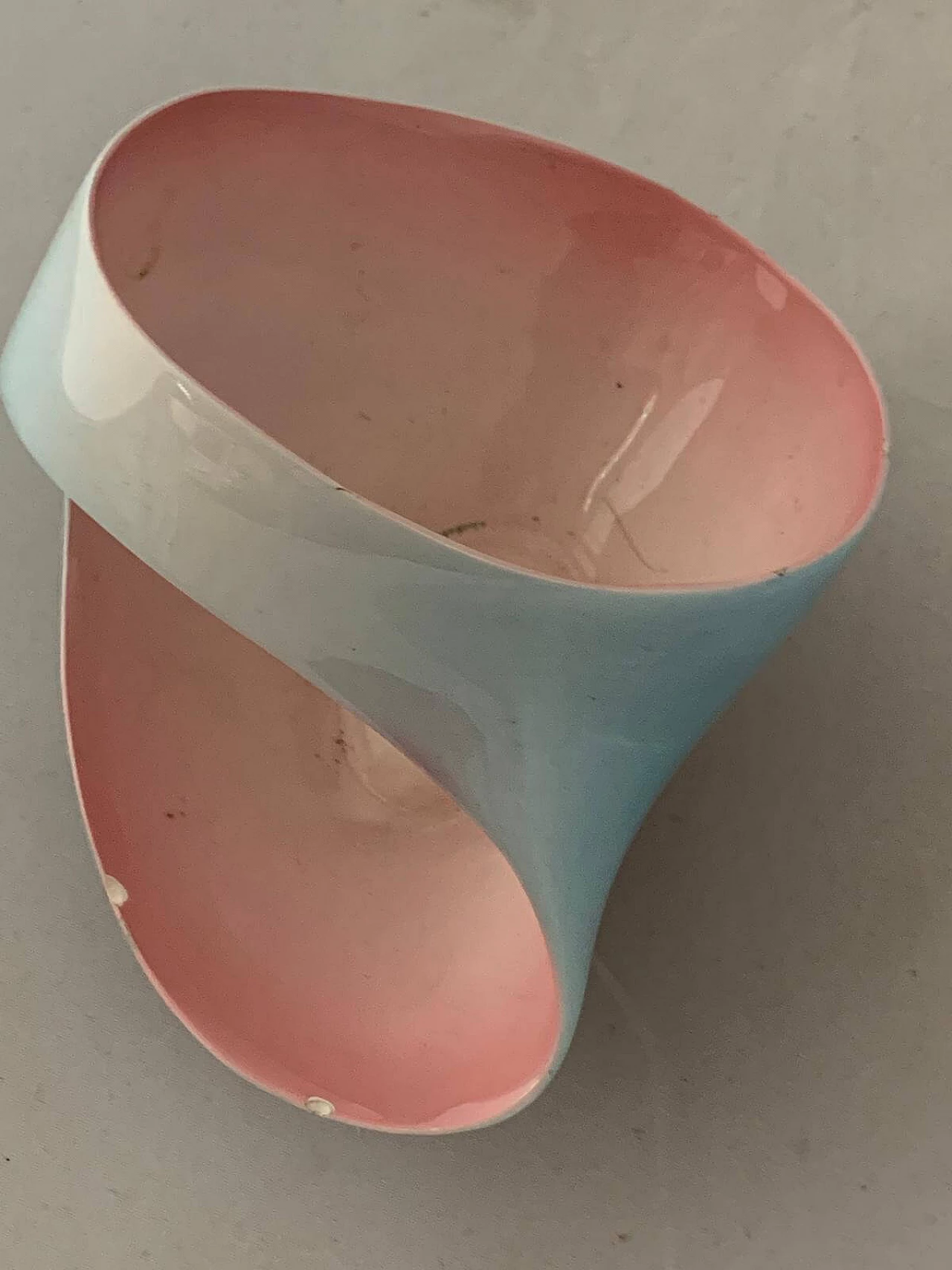 Vaso alzata rosa e celeste con maniglia di Ariello, Torino, anni '50 1109011