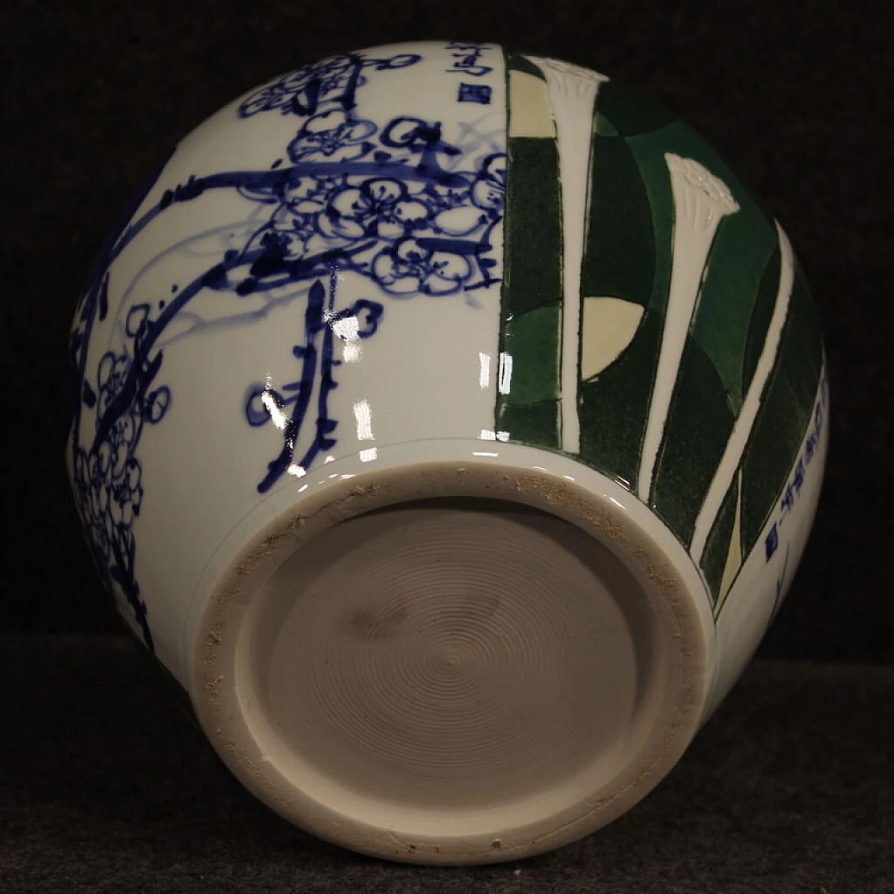 Chinese painted ceramic vase 1109123