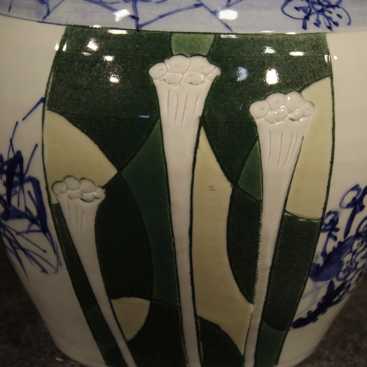 Chinese painted ceramic vase 1109125