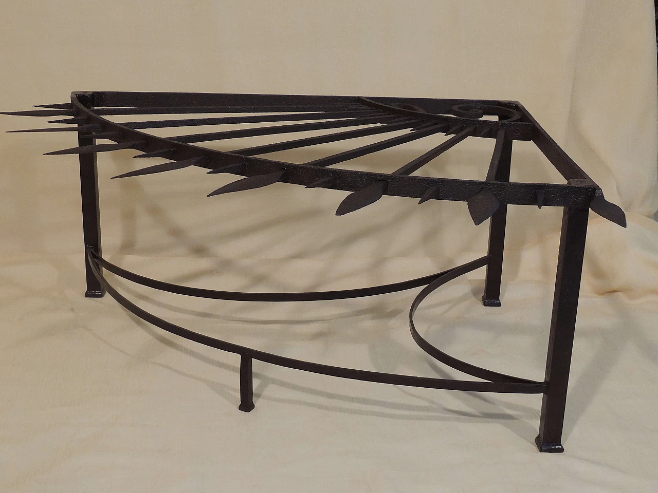 Tavolino da divano con lance, fine '800 1109453