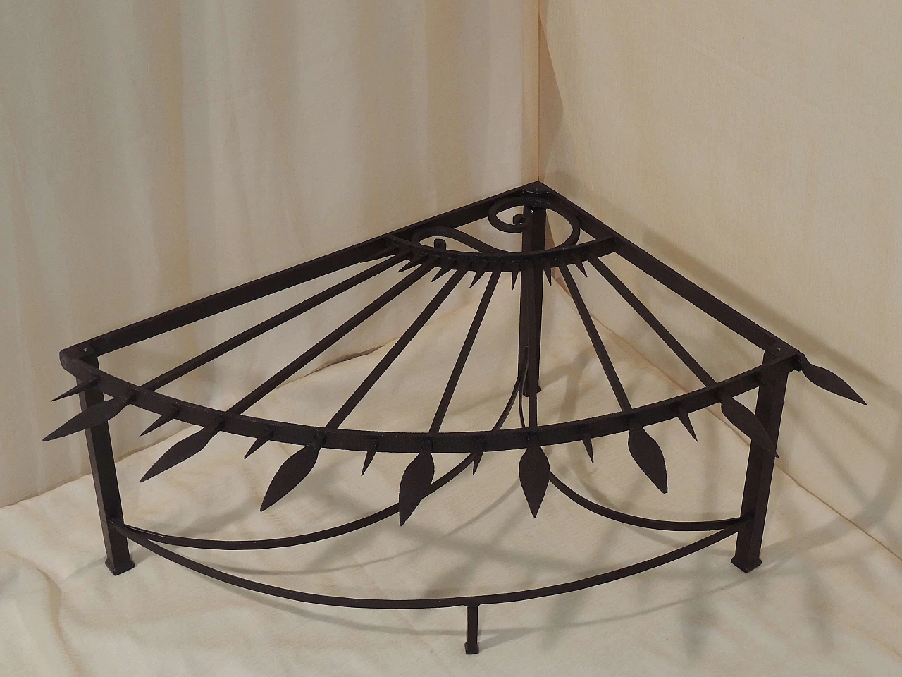 Tavolino da divano con lance, fine '800 1109454