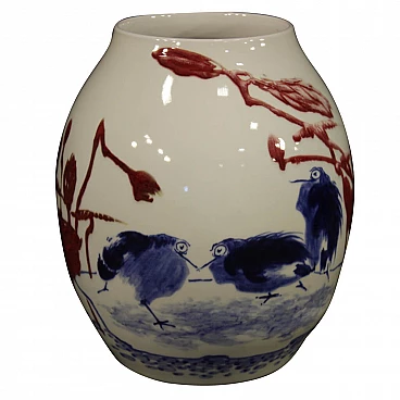 Vaso cinese in ceramica dipinta con decori floreali e animali