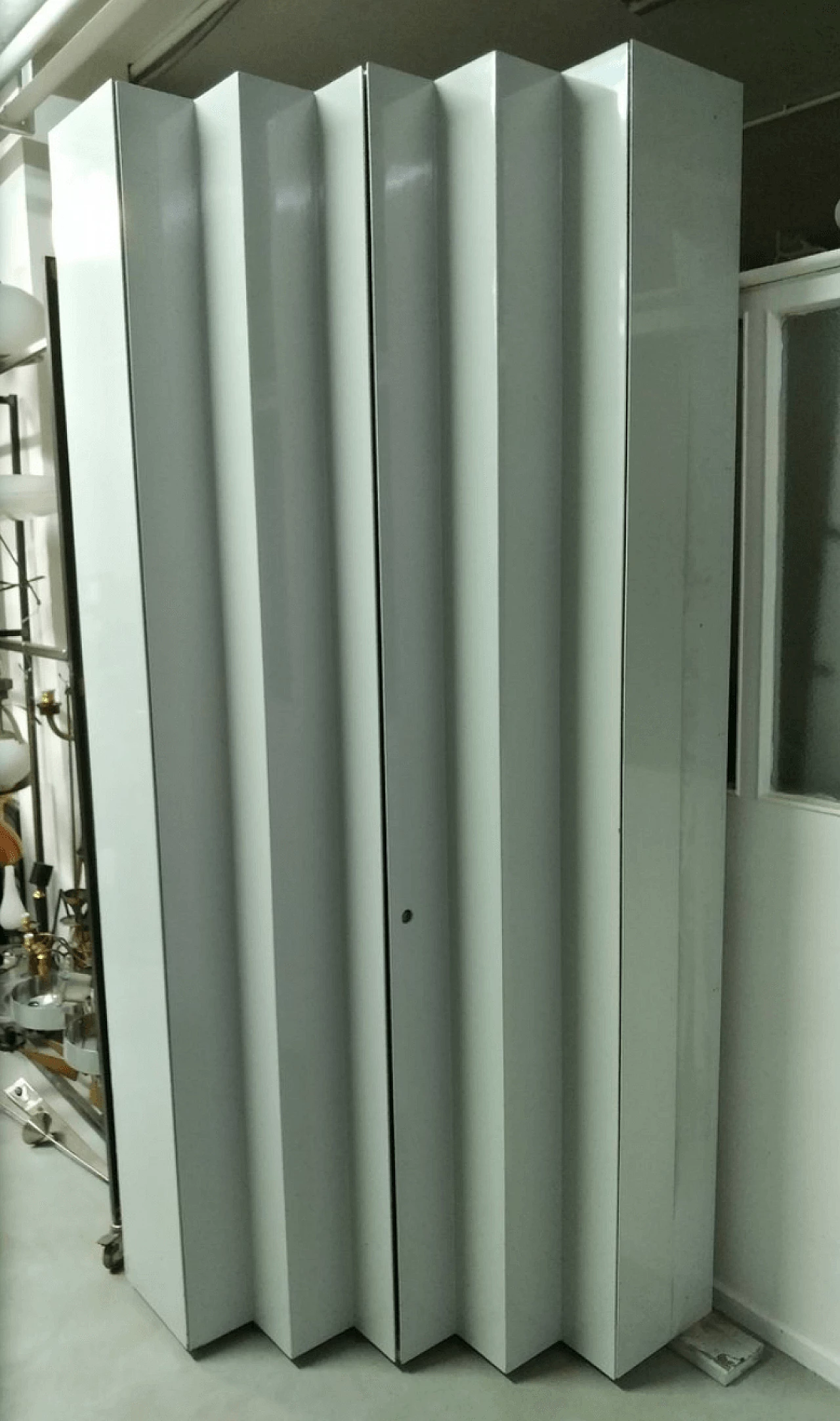 Armadio angolare bianco di Ambrogio Tressoldi e Alberto Salvati, anni '80 1111693