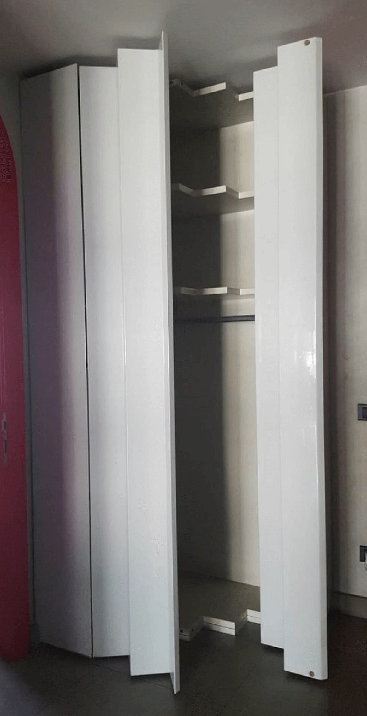 Armadio angolare bianco di Ambrogio Tressoldi e Alberto Salvati, anni '80 1111694