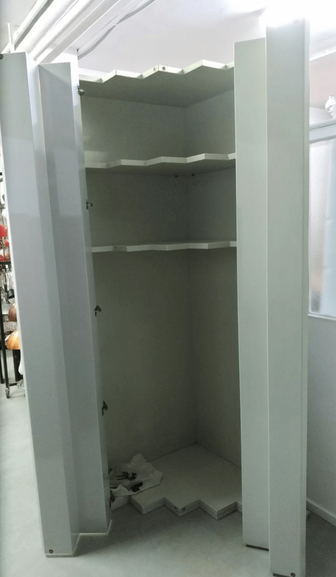 Armadio angolare bianco di Ambrogio Tressoldi e Alberto Salvati, anni '80 1111698