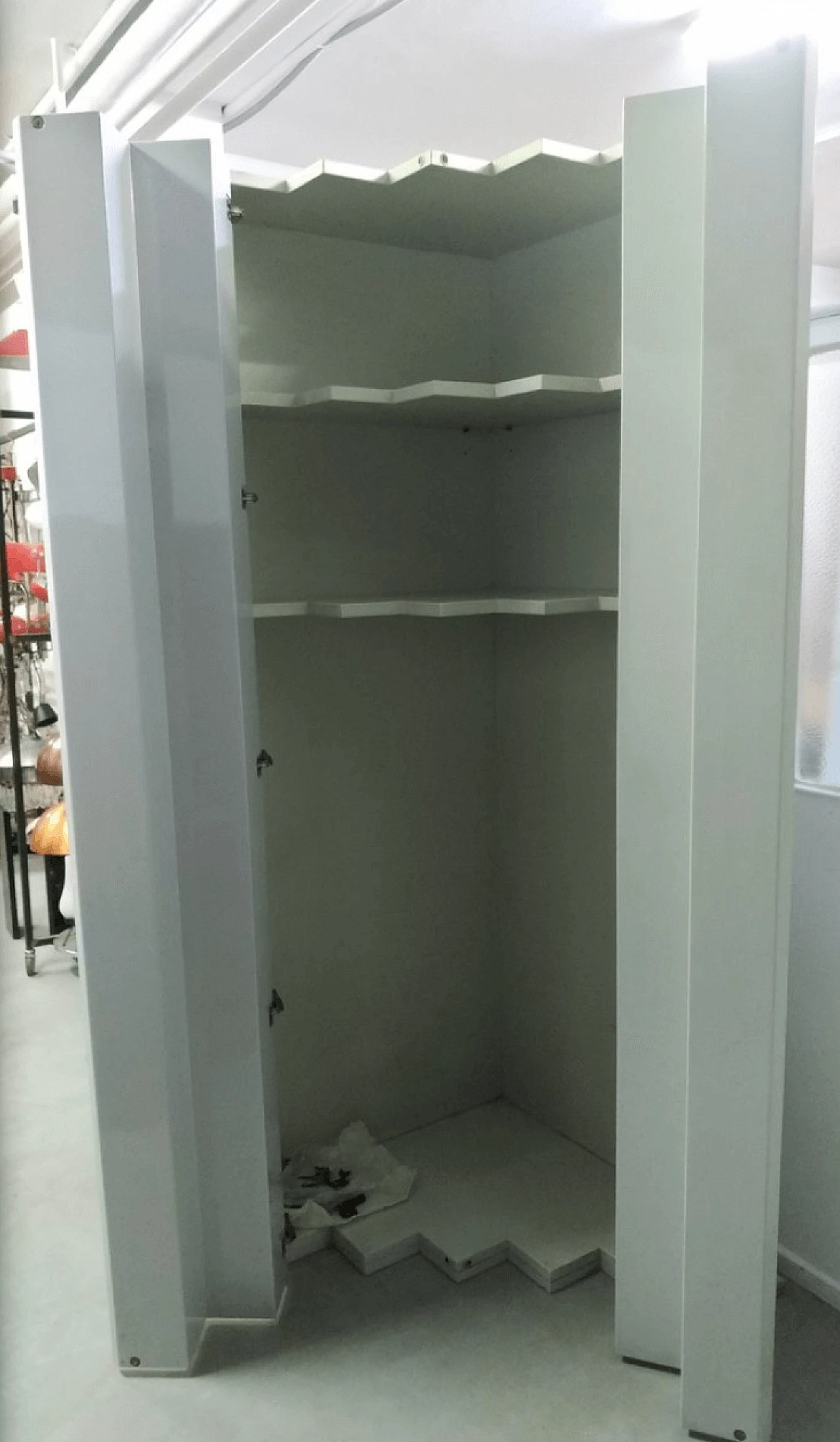 Armadio angolare bianco di Ambrogio Tressoldi e Alberto Salvati, anni '80 1111699