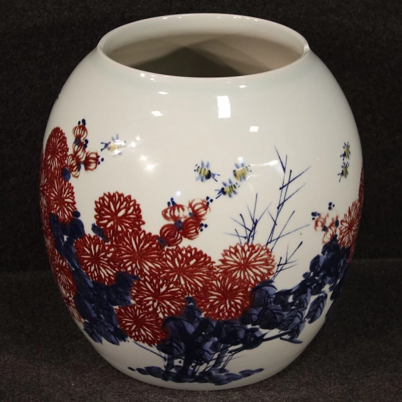 Chinese painted ceramic vase 1111777