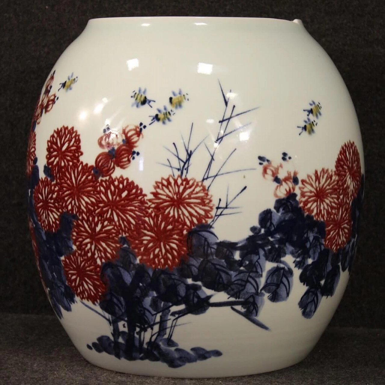 Chinese painted ceramic vase 1111778