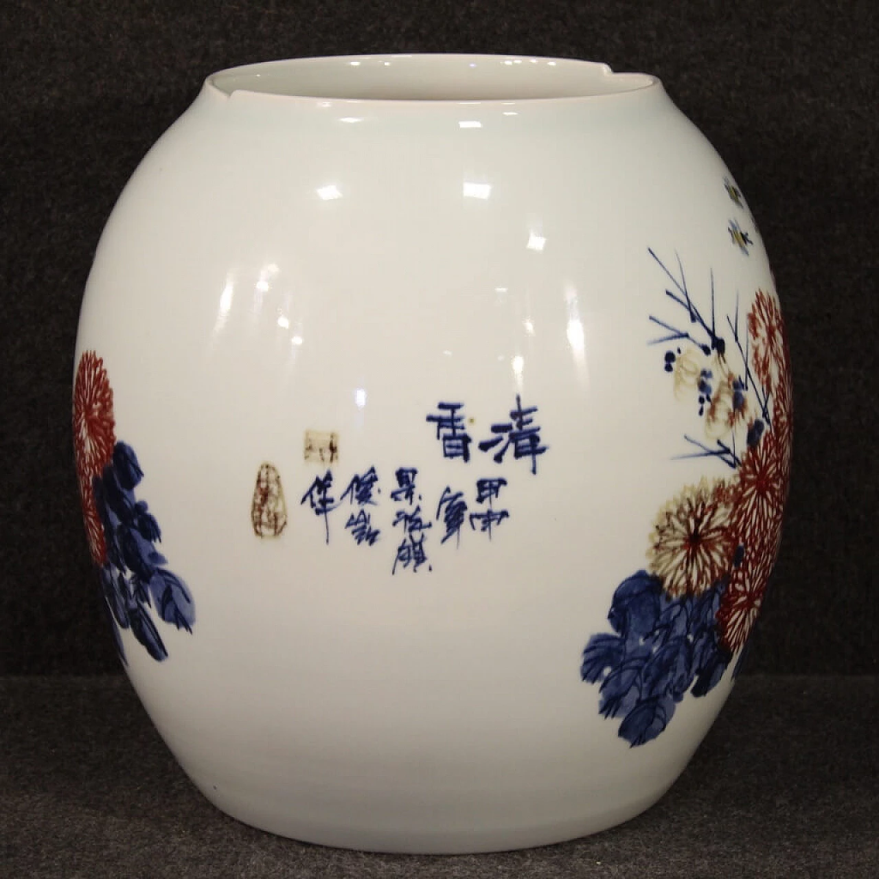 Chinese painted ceramic vase 1111779