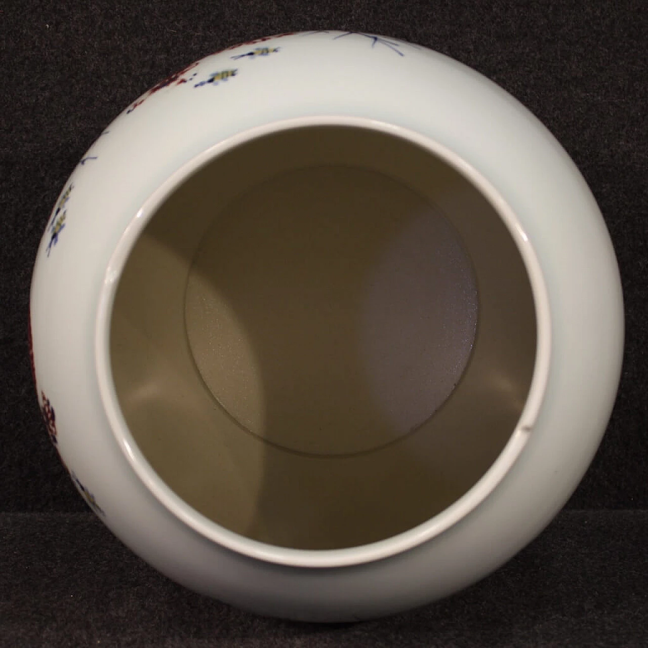 Chinese painted ceramic vase 1111783