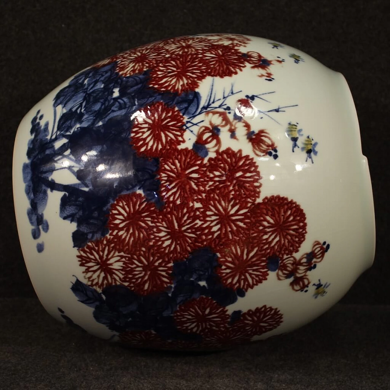 Chinese painted ceramic vase 1111784