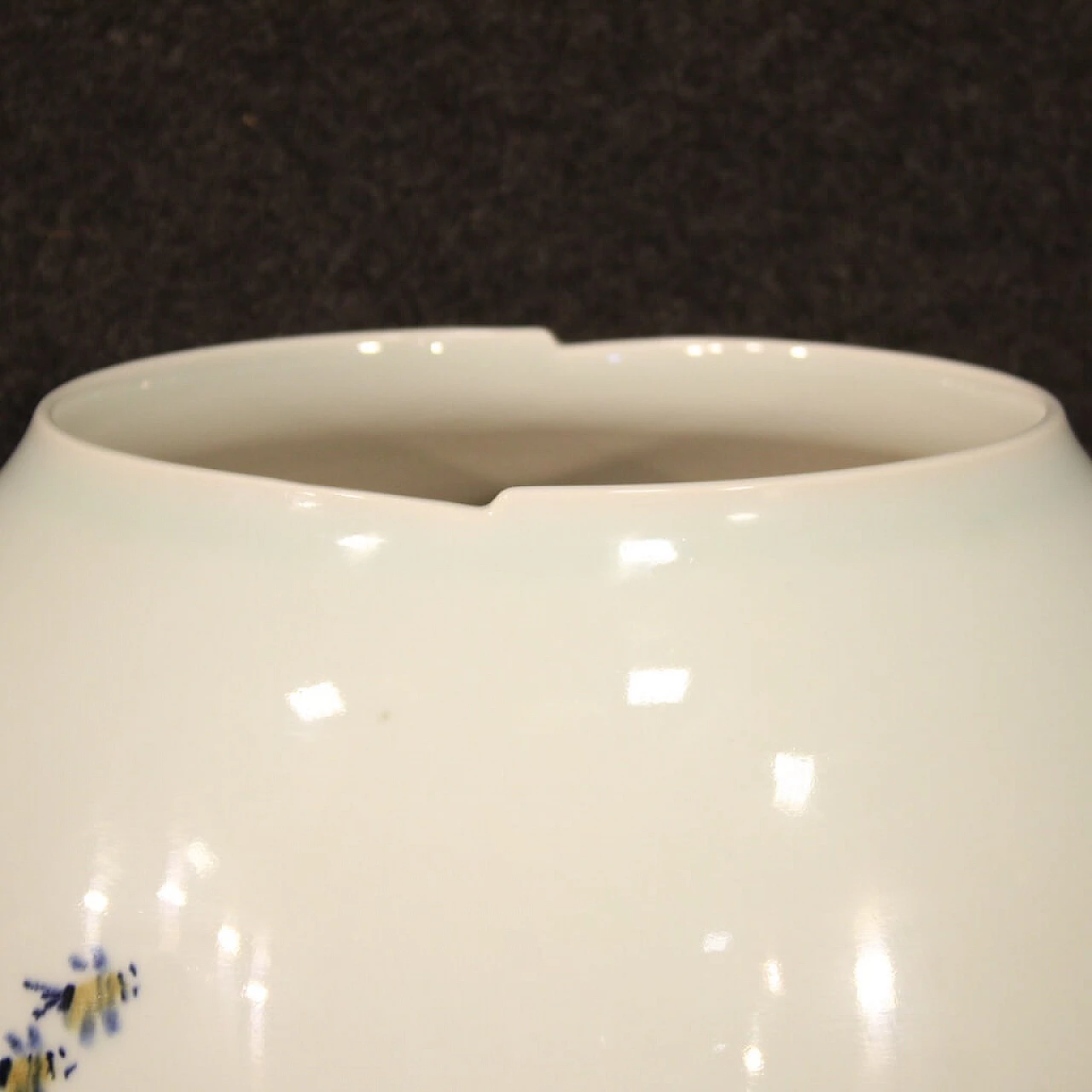 Chinese painted ceramic vase 1111786