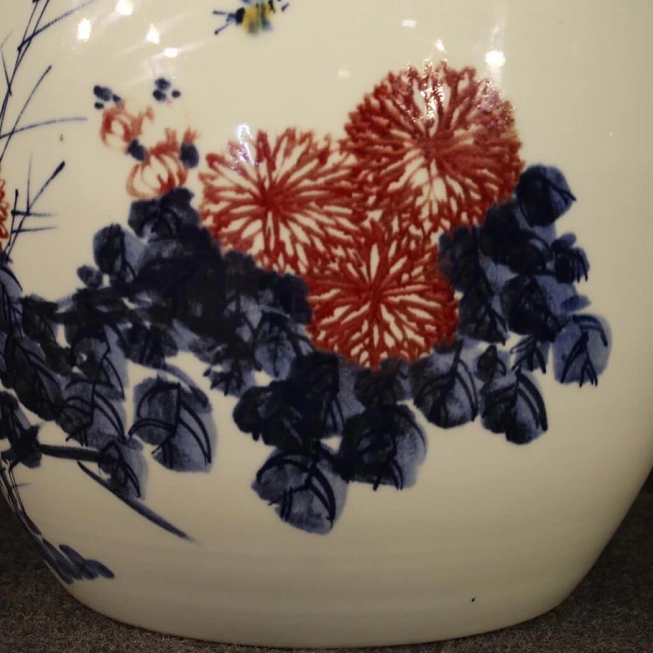 Chinese painted ceramic vase 1111787