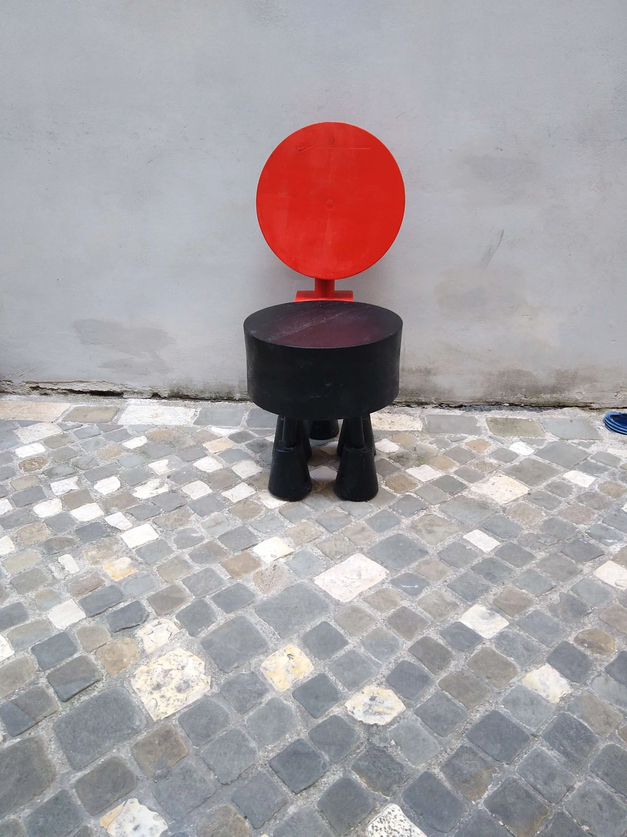 Round chair, handcrafted in wood 1111796