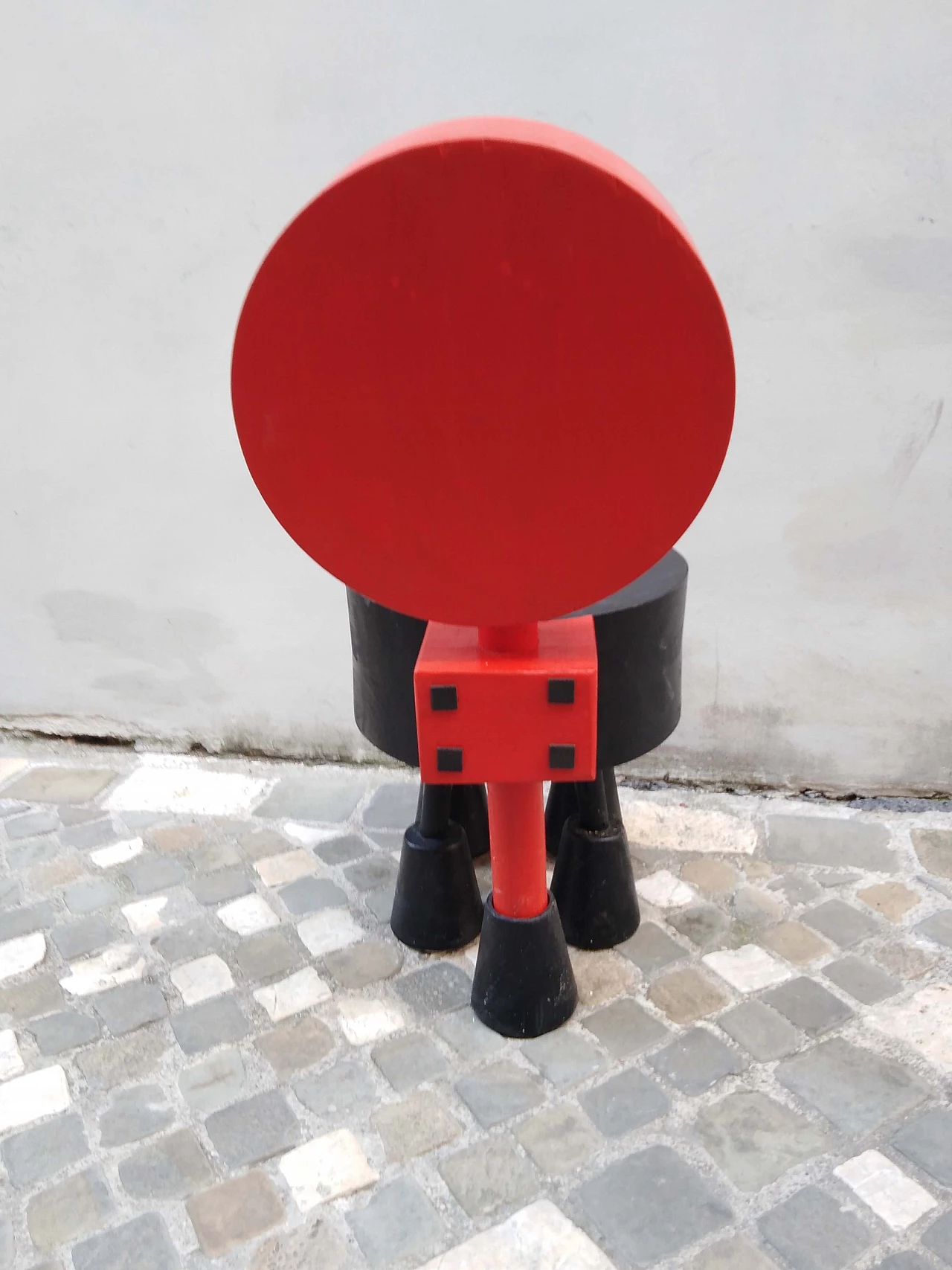 Round chair, handcrafted in wood 1111797