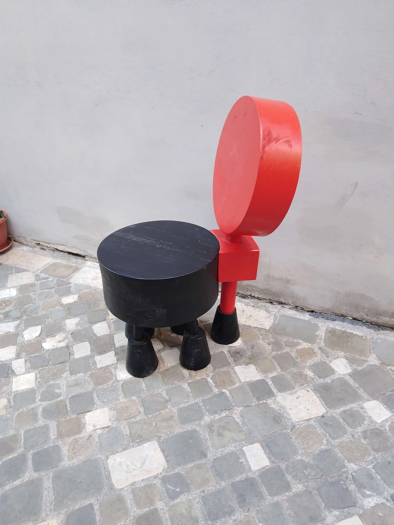 Round chair, handcrafted in wood 1111798